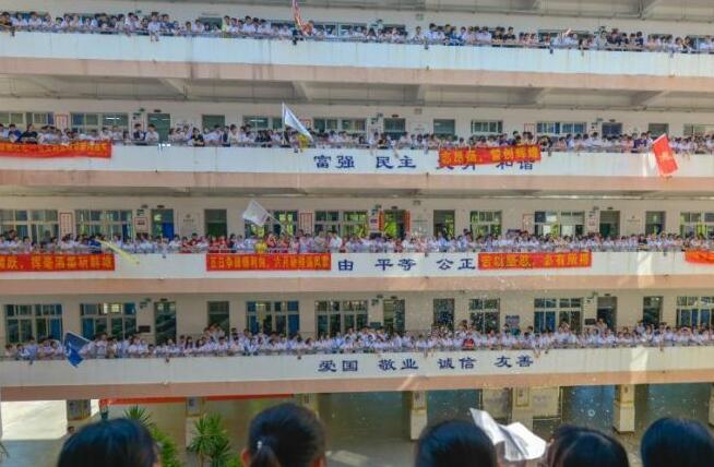 预祝考生金榜题名！考生集体喊楼释压 又是一年高考季