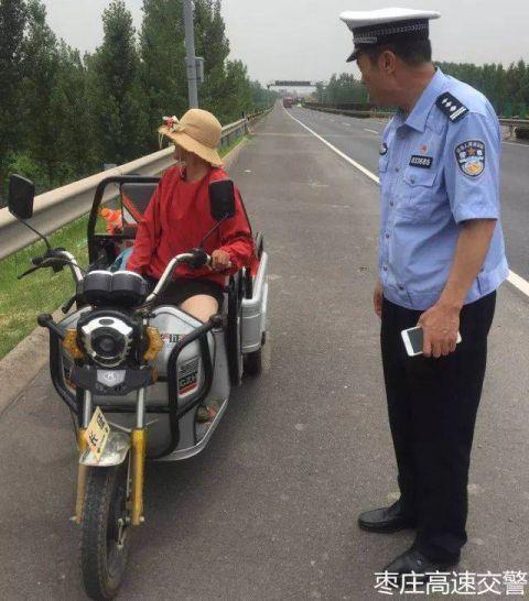 前方牛车!女子骑三轮上高速 称要去送孩子上学