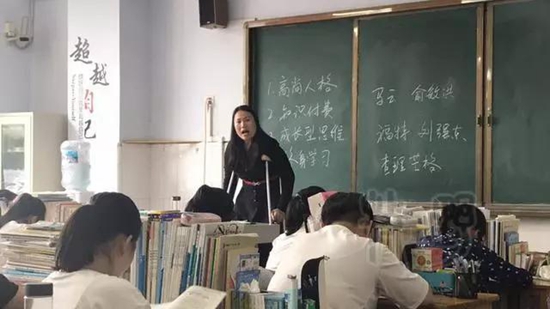 临沂一女教师拄双拐上课 只为高考前和学生在一起