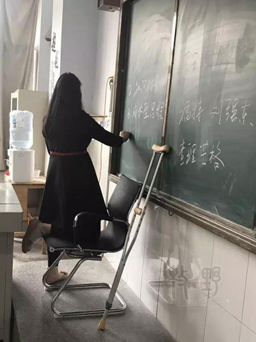 临沂一女教师拄双拐上课 只为高考前和学生在一起