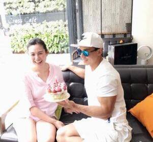 甜炸了！刘畊宏为妻子庆生 夫妻二人在镜头前更是互赠香吻