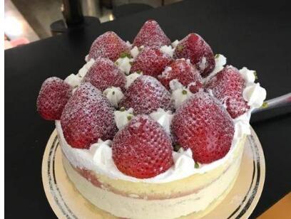 甜炸了！刘畊宏为妻子庆生 夫妻二人在镜头前更是互赠香吻