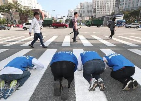 莫名的心疼！下跪磕头求选票 地方选举候选人为了当选竟有如此举动