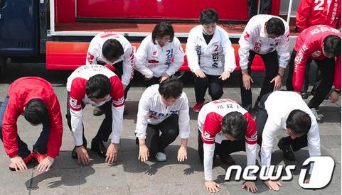 莫名的心疼！下跪磕头求选票 地方选举候选人为了当选竟有如此举动