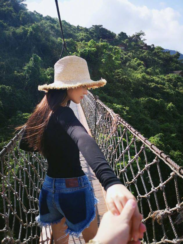 公然叫板冰晨恋?张馨予再晒牵手照 隐约能分辨出疑似是一只男人的手