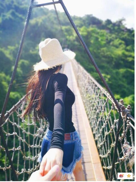 公然叫板冰晨恋?张馨予再晒牵手照 隐约能分辨出疑似是一只男人的手