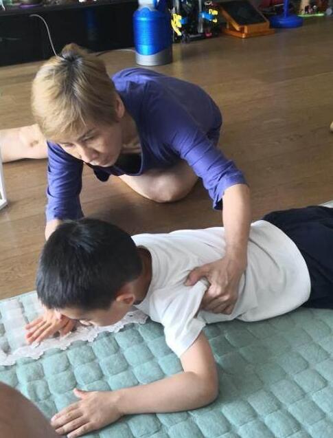 可爱爆了！Jasper练瑜伽  “鲤鱼打挺”得姿势笑翻网友