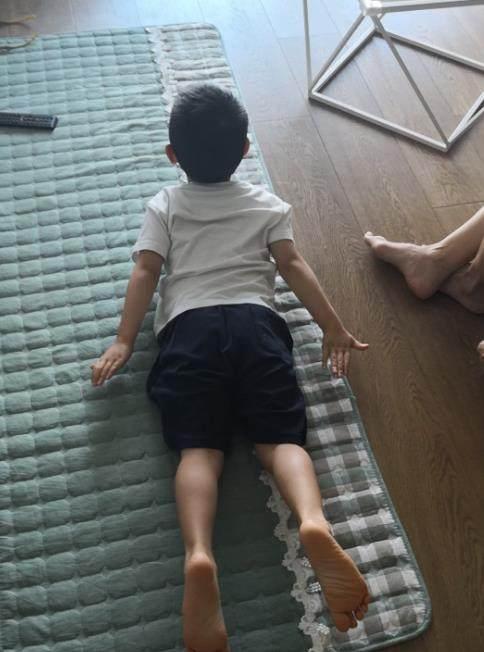 可爱爆了！Jasper练瑜伽  “鲤鱼打挺”得姿势笑翻网友