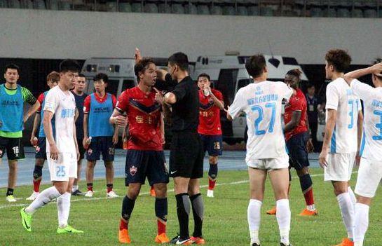 令人窒息的操作！红牌改判黄牌 这位中甲裁判的举动让人惊呆了