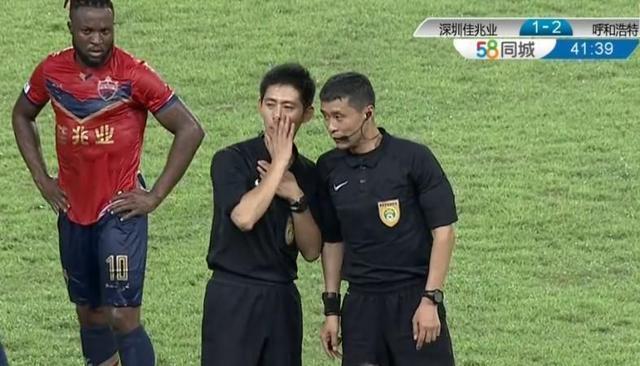 令人窒息的操作！红牌改判黄牌 这位中甲裁判的举动让人惊呆了
