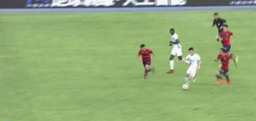 令人窒息的操作！红牌改判黄牌 这位中甲裁判的举动让人惊呆了