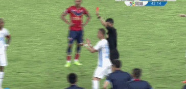 令人窒息的操作！红牌改判黄牌 这位中甲裁判的举动让人惊呆了