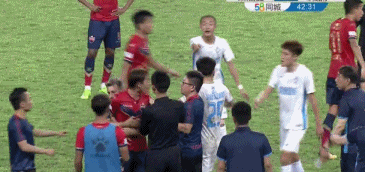 令人窒息的操作！红牌改判黄牌 这位中甲裁判的举动让人惊呆了