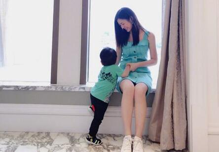 陈晓为陈妍希庆生秒变话痨 超长生日祝福语太敷衍