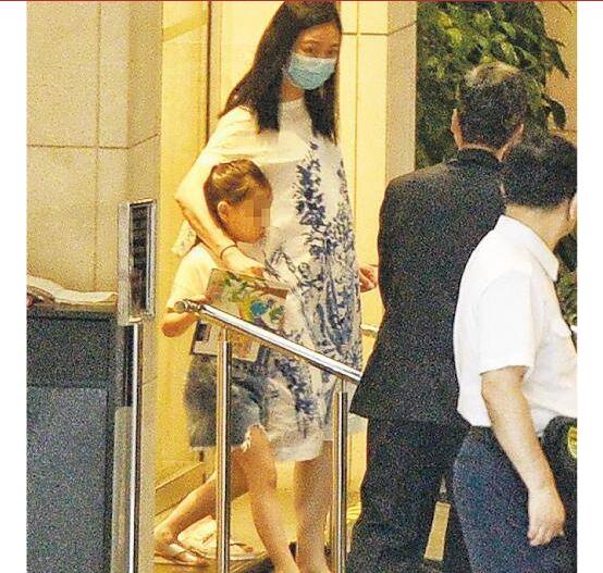 追生儿子?朱丽倩疑再怀孕 