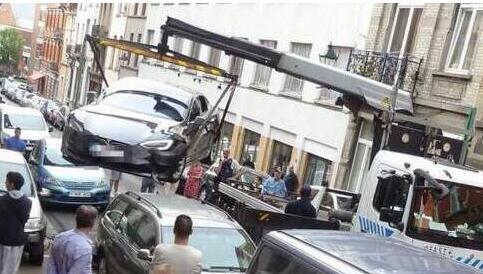 特斯拉又双叒叕出事!特斯拉连撞五车 车上竟没司机也没开启辅助系统