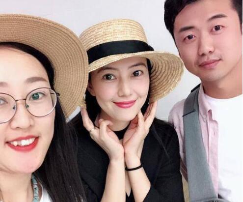 冻龄女神美翻了!泰国偶遇高圆圆 肤白貌美气色红润少女感十足