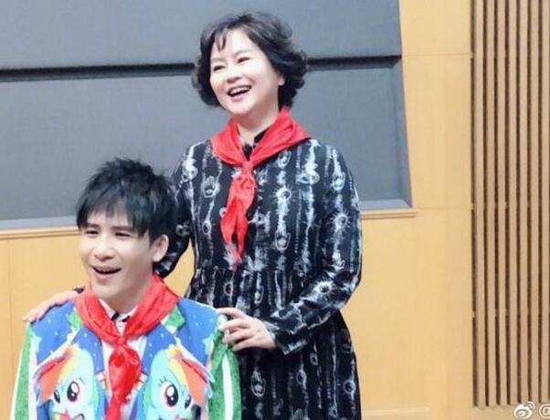 保持一颗童心!大张伟鞠萍再同框 大张伟儿时