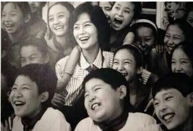 保持一颗童心!大张伟鞠萍再同框 大张伟儿时