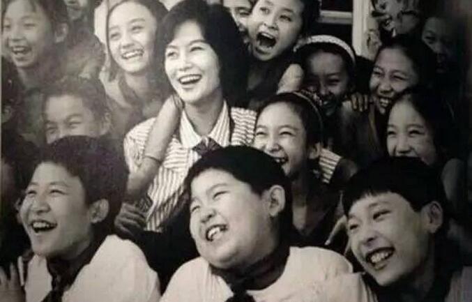 大张伟鞠萍再同框 中国孩子的童年女神永远是记忆中的样子