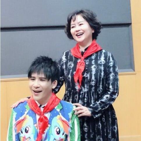 大张伟鞠萍再同框 中国孩子的童年女神永远是记忆中的样子