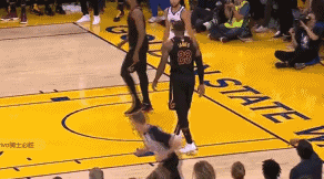 詹姆斯库里对喷  汤普森游走路线绕詹姆斯转圈对喷被一掌拨开