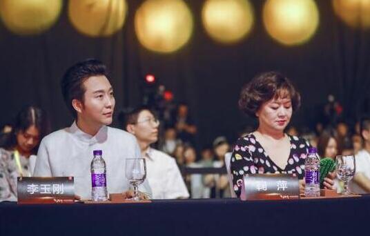 李玉刚致敬莫言 第二届文学奖《领阅不凡世界》颁奖仪式召开