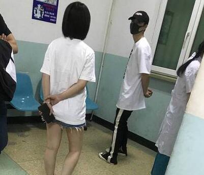 网友心疼!张艺兴看病被偶遇 经常传出小绵羊身体不适的消息