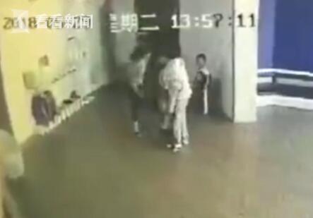 妈妈疼哭了！教师推搡拖拽学生 孩子哭到撕心裂肺不断敲门请求开门