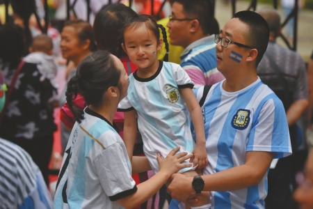 儿童节家长想陪孩子难请假 专家:孩子独立过节有意义