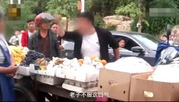 不负责任！老太卖烂桃给男童 孩子父亲怒将老太的水果摔落一地