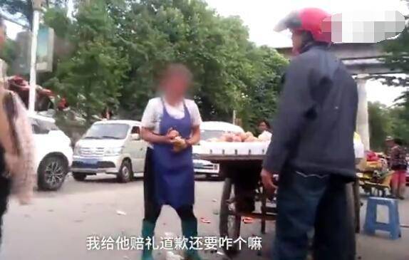 不负责任！老太卖烂桃给男童 孩子父亲怒将老太的水果摔落一地
