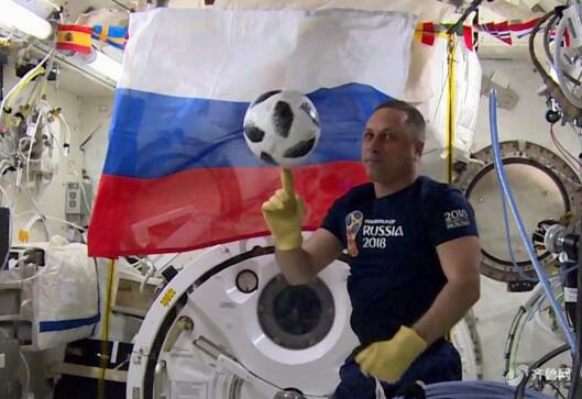 俄宇航员太空踢球 网友怒赞：战斗民族果然不一般