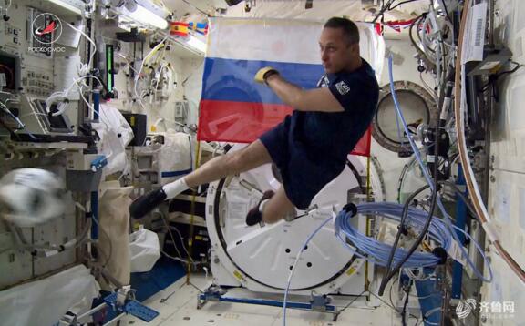 俄宇航员太空踢球 网友怒赞：战斗民族果然不一般