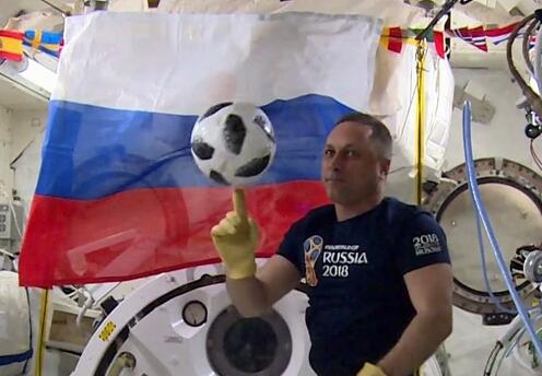 制霸世界杯?俄宇航员太空踢球 这枚
