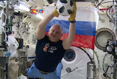 制霸世界杯?俄宇航员太空踢球 这枚