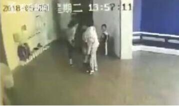 永不录用！教师推搡拖拽学生 小朋友哭到撕心裂肺疼坏爸爸妈妈