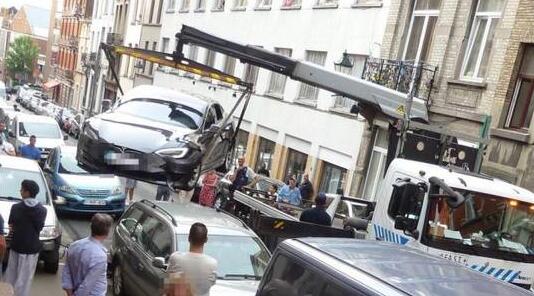 又是特斯拉！特斯拉连撞五车 汽车是自主发动的车内并无驾驶员