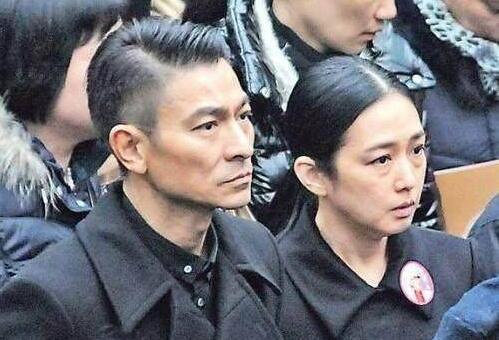 “天王嫂”朱丽倩疑再怀孕 52岁的朱丽倩知天命之年挺肚现身