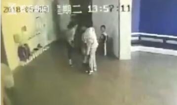 延吉一幼儿园教师推搡拖拽学生 孩子手被夹哭到撕心裂肺