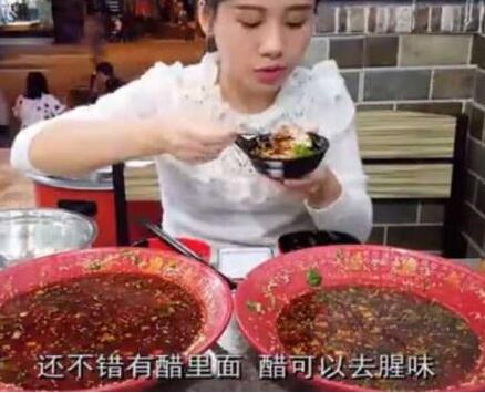 大胃王密子君直接吃2大碗冒菜 又辣又麻直接配3大瓶牛奶够味