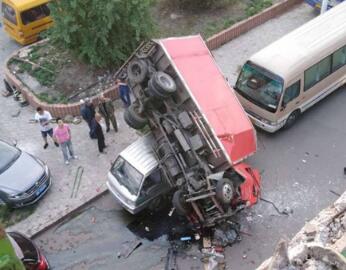 货车坠桥砸面包车 一辆厢式货车撞穿隔离护栏冲桥下砸损四辆车