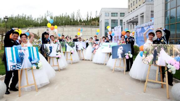 甘肃民警集体婚礼 婚纱配警服让姑娘们倍感幸福