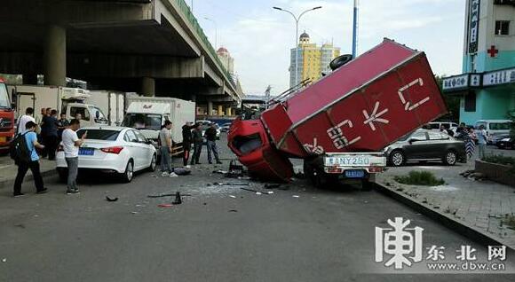 货车坠桥砸面包车 另有停在桥下的三辆车被不程度受损