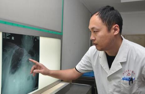 患上重症肺炎 男童火车站陷昏迷 医生放弃回家为其进行心肺复苏