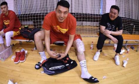 翟晓川捐篮架 正积极地恢复伤势准备征战世预赛比赛
