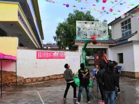 翟晓川捐篮架 正积极地恢复伤势准备征战世预赛比赛