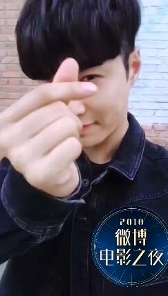 张艺兴看病被偶遇 单薄身形却令粉丝大呼心疼