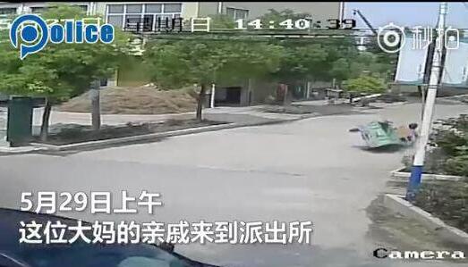 幸亏有监控！民警扶大妈被讹 亲戚跑到派出所讹诈不成被批