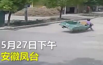 战斗力升级!民警扶大妈被讹 大妈亲戚不依不饶幸亏有监控(图)